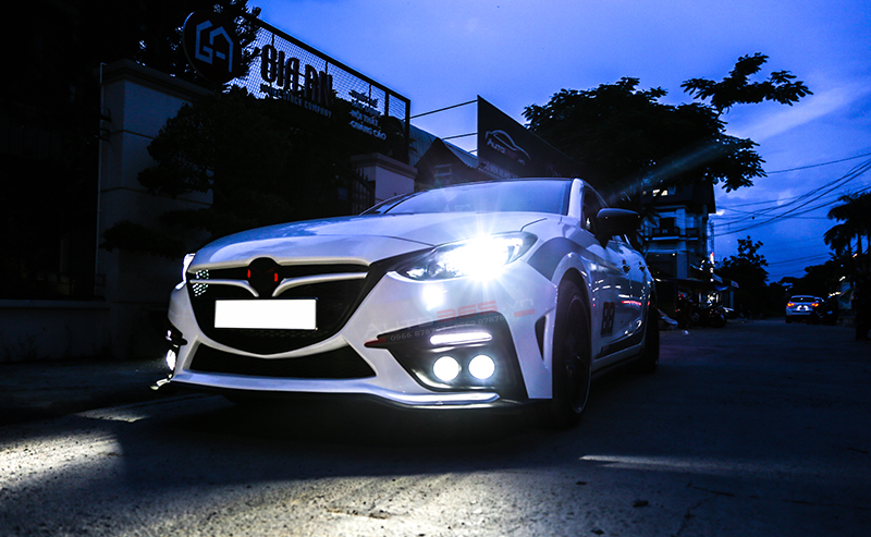 Mazda 3 trắng đẳng cấp hơn khi độ đèn gầm 4 bi lens xanh cực mới.